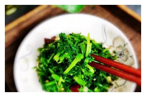 蒜香萝卜缨，营养美味双丰收