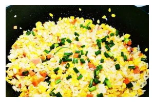 如何制作口感绝佳的原味蛋炒饭（教你几招，让你的蛋炒饭不再无味）