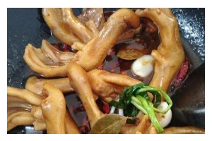 鸭爪焖排骨的做法（家庭餐桌必备的美味佳肴）