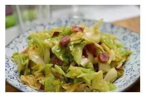 手撕包菜炒腊肠的家常做法（美味易做，营养丰富，快速解决饭局难题）