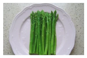 白灼芦笋的做法大全（轻松学会白灼芦笋的制作方法，让你的口感更美妙）
