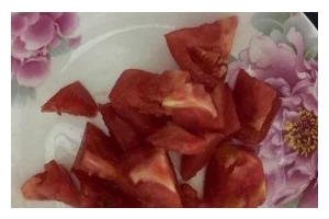 美味腌肉菠菜西红柿面的制作方法（用鲜美的腌肉搭配清爽的蔬菜和面条，营养又美味！）