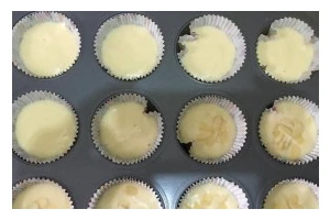 如何制作美味酸奶梨子小纸杯蛋糕（教你从选材到出炉的全过程）