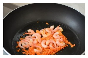 鲜香美味——小葱北极虾的制作方法（健康鲜美，家庭自制）