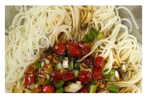 油泼方便面的制作技巧（手把手教你做出口感极佳的油泼方便面）