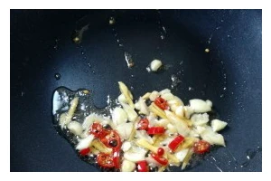 万能调料油的做法（轻松制作家常料理的必备调味品）