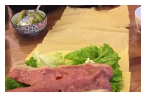 用生菜卷做培根小食（清爽可口的健康小吃）