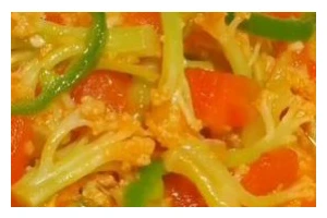 西红柿炒花菜的做法（美味健康，营养丰富的家常菜）