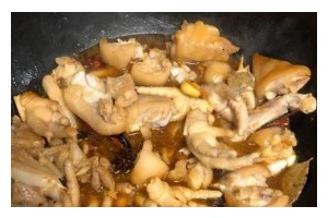 猪手焖鸭掌的美食秘籍（一道美味独特的家常菜）