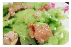 蒜蓉苦瓜炒瘦肉的做法（健康又美味的家常佳肴）