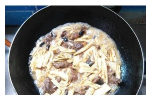 五花肉烧腐竹——鲜香美味的家常菜（鲜猪肉+口感Q弹的腐竹，一道超下饭的美食）
