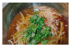 肉末卤水凉面，美味夏日必备（家常凉面，清爽美味；肉末卤水，香醇可口）