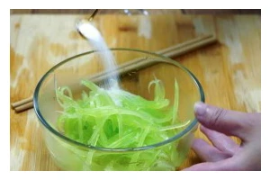清爽莴笋丝的做法（美味健康的莴笋凉拌菜谱，清爽爽口的家常小食！）