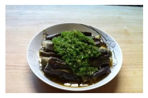 超简单青椒过水鱼（让你在家也能轻松做出美味鱼菜）