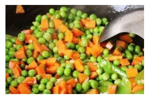 豌豆炒胡萝卜的家常做法（健康美味，清爽可口，简单易学）
