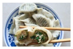 手工制作鲜虾韭菜饺子，美味健康又营养