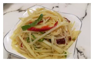 酥麻土豆丝，入口即化的美味佳肴（清爽可口的土豆丝，口感酥脆，香辣可口）