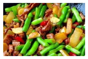 一口香气扑鼻的肉炒蒜香豇豆（炒菜新手也能轻松掌握的豇豆做法）