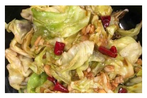 美味手撕包菜煸肉片的做法（传统美食重现，口感清爽独特）