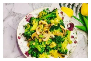 美食大赏——香炒口蘑（以口蘑为主材料，学会家庭做法，营养丰富的美味佳肴）