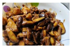 蒜苔香菇炒肉食谱（家常美食，营养丰富，简单易学）