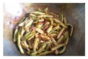 沙蟹汁炒豆角（美味清香，口感鲜嫩）