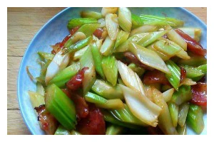 美味野芹菜炒香肠（家常菜谱，简单易学，营养美味）