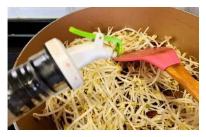 手把手教你自发绿豆芽，健康又美味！（自家制绿豆芽，无添加无污染，营养丰富、口感清新！）