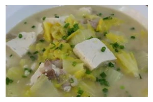 小白菜豆腐汤的做法（用新鲜小白菜和嫩豆腐煲出一锅营养美味的汤）