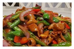 甜椒炒肥肠的做法（重口味经典菜肴，肥嫩口感不容错过！）