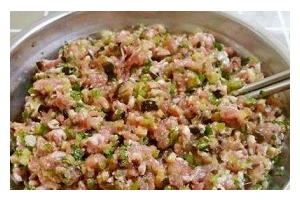 香菇芹菜猪肉馄饨的美味制作（馄饨不仅仅是面和馅，还有满满的爱）