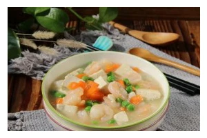 美味健康的虾仁青豆莲子米（营养丰富，色香味俱佳的家常菜）