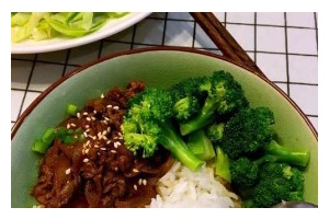 日式肥牛盖浇饭的制作方法（体验日式美食的独特魅力）
