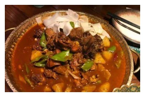 美味无比的沙湾大盘鸡（一份鲜香可口的传统美食）