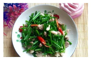 美食大全——肉炒韭菜梗（做法简单，营养丰富，家庭必备菜肴）