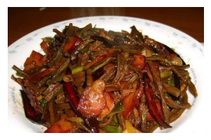 美食制作——腌豇豆炒腊肉（美味佳肴，口感鲜美的家常菜）