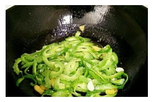 轻松掌握的泡椒炒苦瓜做法（简单易学的家常菜，让您吃出味道与健康）