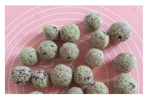 宝宝辅食之香甜紫薯球的做法（满足宝宝的味蕾，营养又美味）