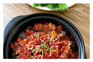 如何制作美味的水煮牛肉火锅？（传统四川口味，清爽鲜辣，诱人食欲）