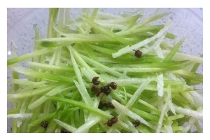 香菇酱拌萝卜丝，清爽又下饭！（用香菇酱调味，让萝卜丝更加美味！）