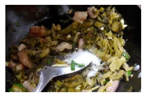 五花肉炒酸菜粉条（家常美食，口感丰富，营养丰富）
