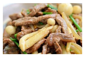 草菇蚝汁牛柳的制作方法（传统美食的绝佳口感）