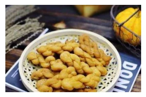 椰蓉鸡蛋小麻花的制作方法（酥脆可口的传统小吃，富含椰香和鸡蛋香）