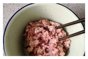 如何制作美味元葱猪肉馅饼？（掌握这个秘密，让您成为美食大师！）