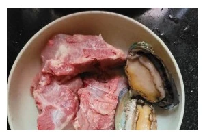 小鲍鱼烧排骨，美味健康的家常菜（教你轻松学会小鲍鱼烧排骨的做法，让家人口感满分）