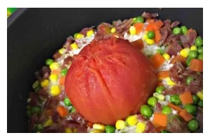 “美味易做的以西红柿焖饭”（一道简单又营养的家常菜）