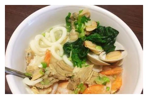 手擀海鲜乌冬面（自家制作的美味海鲜乌冬面，让您的味蕾重燃激情）