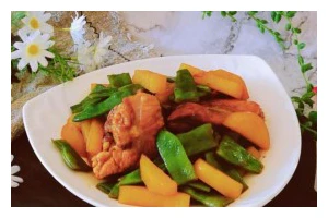 土豆焖豆角的家常做法（一道清淡健康的下饭菜，让你吃出家的味道）