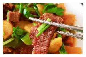 四川土豆烧牛肉的美味做法（味道鲜美，香气扑鼻，让你爱不释口）