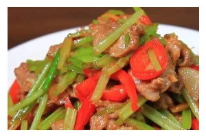 学会做小炒芹菜牛肉，让味蕾大饱口福（15个步骤，轻松掌握家常好滋味）